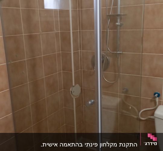 מקלחון זכוכית עם אריחים חומים וראש מקלחת